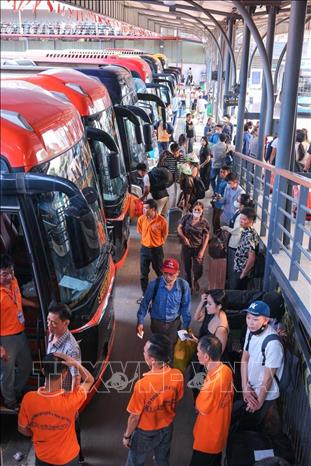 Bến xe Nước Ngầm đón nhiều hành khách, lên xe sẵn sàng đi về các tỉnh phía Nam. Ảnh: Hoàng Hiếu - TTXVN