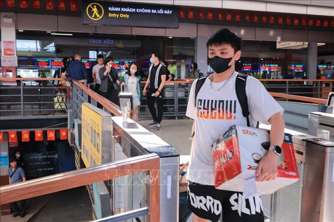 Gần 16h, nhiều hành khách đã đến Bến xe Nước Ngầm, rời Hà Nội về các tỉnh dịp nghỉ lễ 30/4 - 1/5 năm 2026. Ảnh: Hoàng Hiếu - TTXVN