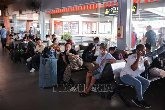 Hành khách chờ đến giờ lên xe tại Bến xe Nước Ngầm. Ảnh: Hoàng Hiếu - TTXVN
