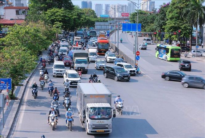 Ngay từ 15h15', lượng người và phương tiện di chuyển khỏi Hà Nội từ đường Ngọc Hồi đi Quốc lộ 1A tăng đột biến. Ảnh: Hoàng Hiếu - TTXVN