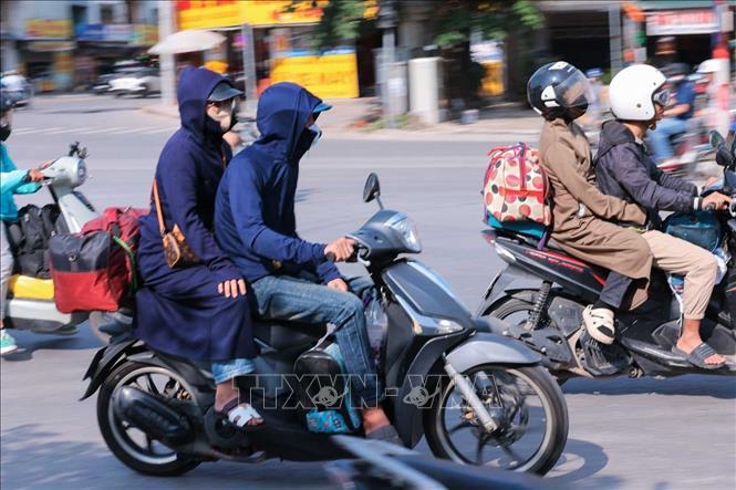 Người dân với hành lý chằng buộc cẩn thận trên xe, rời Hà Nội bắt đầu kỳ nghỉ lễ 30/4 - 1/5 năm 2026. Ảnh: Hoàng Hiếu - TTXVN