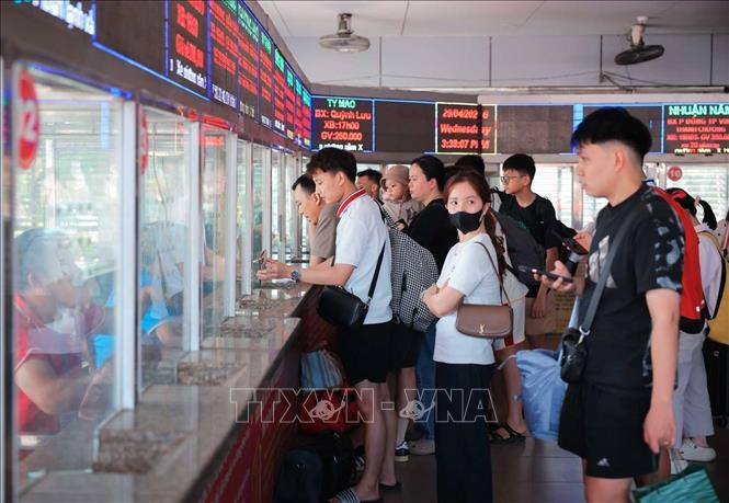 Hành khách mua vé xe tại Bến xe Nước Ngầm (ảnh chụp lúc 15h40'). Ảnh: Hoàng Hiếu - TTXVN