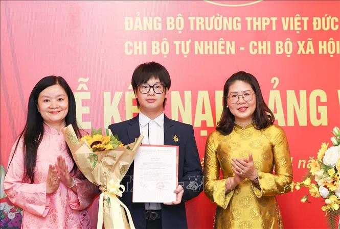 Đảng viên trẻ nhận quyết định kết nạp. Ảnh: Thanh Tùng – TTXVN