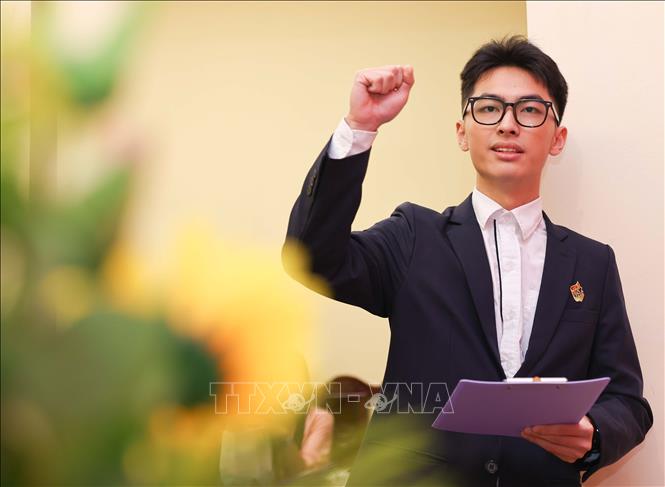 Đảng viên trẻ là học sinh ưu tú của Trường THPT Việt Đức tuyên thệ. Ảnh: Thanh Tùng – TTXVN