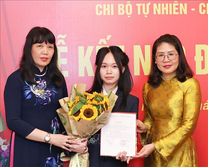 Phó Bí thư thường trực Đảng ủy phường Cửa Nam Phạm Thị Thu Thủy cùng Bí thư Đảng ủy, Hiệu trưởng Trường THPT Việt Đức Nguyễn Bội Quỳnh trao Quyết định kết nạp Đảng cho học sinh. Ảnh: Thanh Tùng – TTXVN