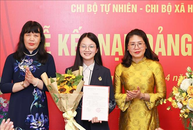 Phó Bí thư thường trực Đảng ủy phường Cửa Nam Phạm Thị Thu Thủy cùng Bí thư Đảng ủy, Hiệu trưởng Trường THPT Việt Đức Nguyễn Bội Quỳnh trao Quyết định kết nạp Đảng cho học sinh. Ảnh: Thanh Tùng – TTXVN