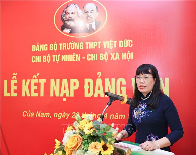 Bí thư Đảng ủy, Hiệu trưởng Trường THPT Việt Đức Nguyễn Bội Quỳnh căn dặn các đảng viên mới. Ảnh: Thanh Tùng – TTXVN