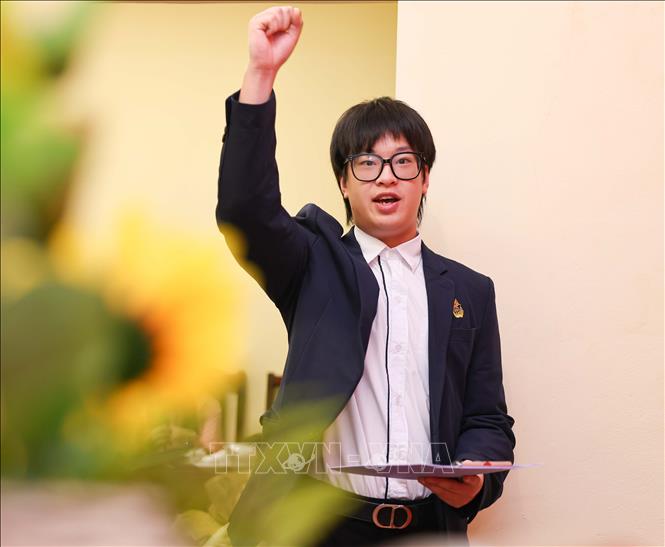 Đảng viên trẻ là học sinh ưu tú của Trường THPT Việt Đức tuyên thệ. Ảnh: Thanh Tùng – TTXVN