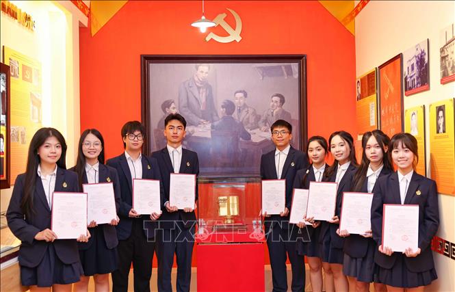 9 học sinh ưu tú Trường THPT Việt Đức vinh dự được kết nạp tại nơi thành lập Chi bộ Cộng sản đầu tiên. Ảnh: Thanh Tùng – TTXVN
