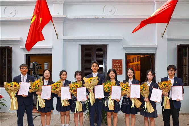9 học sinh ưu tú Trường THPT Việt Đức vinh dự được kết nạp tại nơi thành lập Chi bộ Cộng sản đầu tiên. Ảnh: Thanh Tùng – TTXVN