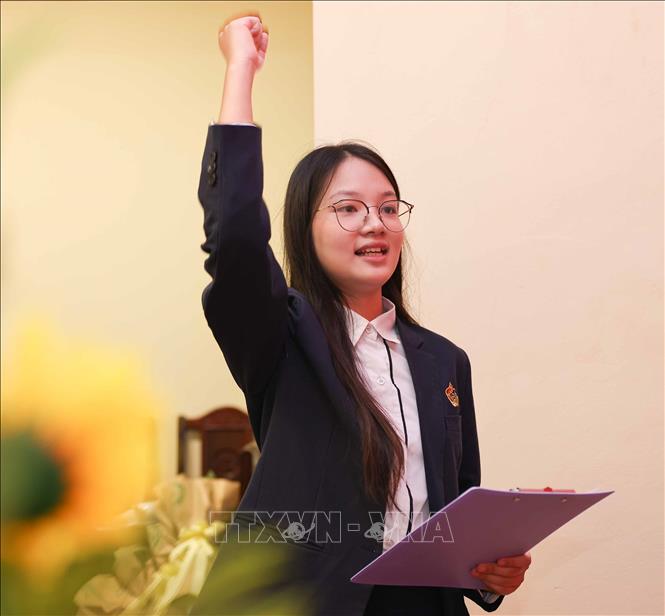 Đảng viên trẻ là học sinh ưu tú của Trường THPT Việt Đức tuyên thệ. Ảnh: Thanh Tùng – TTXVN