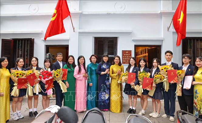 9 học sinh ưu tú Trường THPT Việt Đức vinh dự được kết nạp tại nơi thành lập Chi bộ Cộng sản đầu tiên. Ảnh: Thanh Tùng – TTXVN