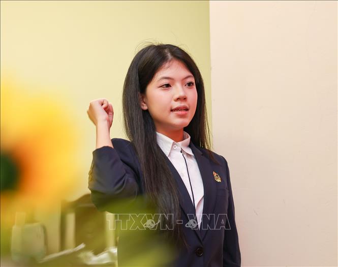 Đảng viên trẻ là học sinh ưu tú của Trường THPT Việt Đức tuyên thệ. Ảnh: Thanh Tùng – TTXVN