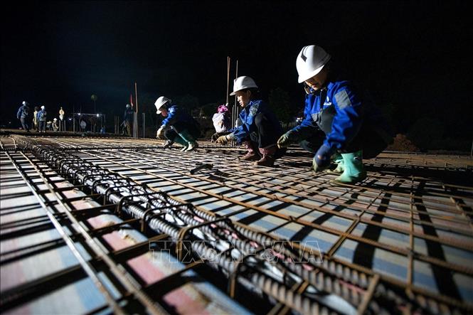 Hai nhà thầu đã huy động gần 300 nhân công cùng nhiều máy móc, thiết bị thi công đồng loạt các hạng mục bất kể ngày đêm tại điểm trường xã Xuân Nha. Ảnh: Trọng Đạt-TTXVN