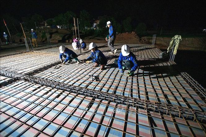Hai nhà thầu đã huy động gần 300 nhân công cùng nhiều máy móc, thiết bị thi công đồng loạt các hạng mục bất kể ngày đêm tại điểm trường xã Xuân Nha. Ảnh: Trọng Đạt-TTXVN