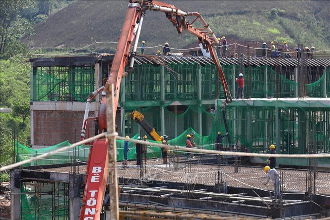 Nhà thầu thi công điểm trường Lóng Sập là Công ty TNHH Đầu tư sản xuất và thương mại Xuân Thịnh đã huy động cán bộ kỹ thuật, 20 lái xe, lái máy và 300 nhân công. Ảnh: Trọng Đạt-TTXVN