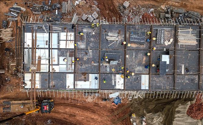 Nhà thầu thi công là Công ty TNHH Đầu tư sản xuất và thương mại Xuân Thịnh đã huy động cán bộ kỹ thuật, 20 lái xe, lái máy và 300 nhân công. Ảnh: Trọng Đạt-TTXVN