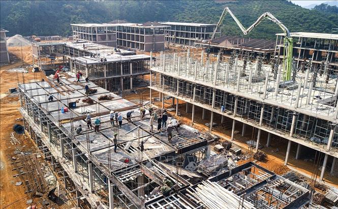 Dự án Trường nội trú liên cấp Tiểu học - Trung học cơ sở Phiêng Khoài đang được triển khai thi công. Ảnh: Trọng Đạt-TTXVN