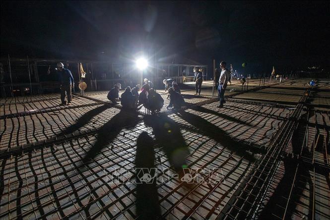 Hai nhà thầu đã huy động gần 300 nhân công cùng nhiều máy móc, thiết bị thi công đồng loạt các hạng mục bất kể ngày đêm tại điểm trường xã Xuân Nha. Ảnh: Trọng Đạt-TTXVN