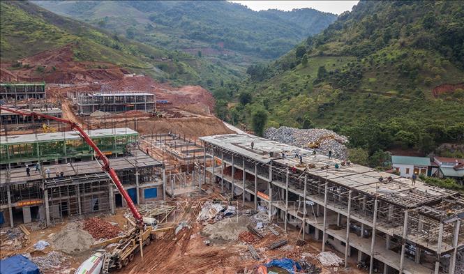 Dự án Trường nội trú liên cấp Tiểu học và Trung học cơ sở Lóng Sập đang được triển khai với nhịp độ khẩn trương. Ảnh: Trọng Đạt-TTXVN
