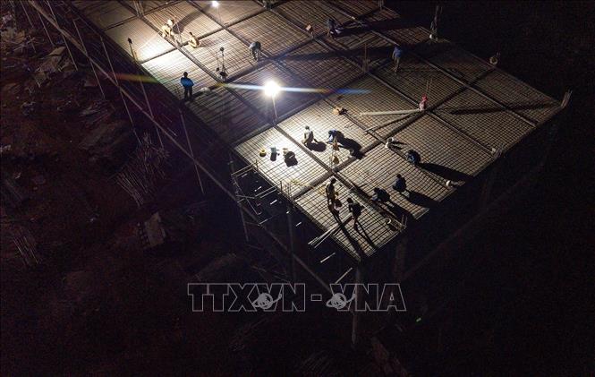 Hiện toàn bộ 15/15 hạng mục nhà chính điểm trường Xuân Nha đã được triển khai xây dựng bất kể ngày đêm, khối lượng đạt khoảng 52% giá trị hợp đồng. Ảnh: Trọng Đạt-TTXVN