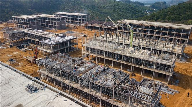 Tại xã Phiêng Khoài, dự án Trường nội trú liên cấp Tiểu học - Trung học cơ sở Phiêng Khoài đang được triển khai thi công. Ảnh: Trọng Đạt-TTXVN