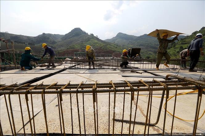 Công nhân đang thi công phần trần mái chuẩn bị đổ bê tông tại điểm trường xã Lóng Sập. Ảnh: Trọng Đạt-TTXVN