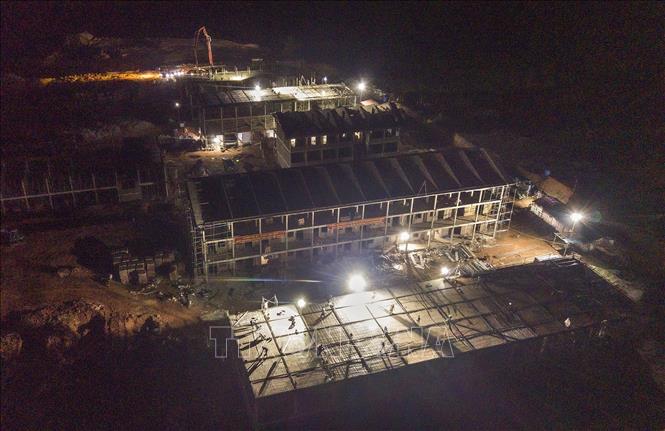 Dự án Trường nội trú liên cấp Tiểu học - Trung học cơ sở Xuân Nha đang được triển khai đồng thời bởi hai đơn vị thi công gồm: Công ty cổ phần Lâm Sản xây dựng Thanh Sơn, Công ty cổ phần đầu tư và xây dựng VISTA.. Ảnh: Trọng Đạt-TTXVN