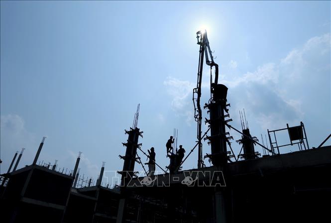 Nhà thầu thi công điểm trường Phiêng Khoài là Công ty TNHH Xây dựng Tự Lập huy động lực lượng lớn phương tiện cùng hơn 300 nhân công làm việc liên tục ngày đêm. Ảnh: Trọng Đạt-TTXVN