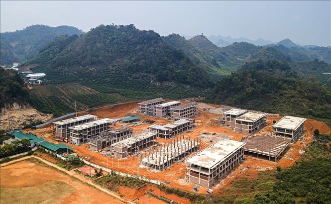 Toàn cảnh dự án Trường nội trú liên cấp Tiểu học - Trung học cơ sở Phiêng Khoài đang được triển khai thi công. Ảnh: Trọng Đạt-TTXVN