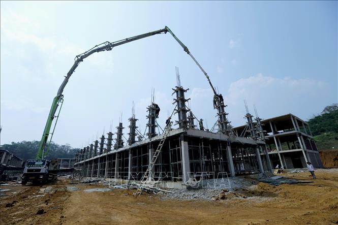 Tại xã Phiêng Khoài, dự án Trường nội trú liên cấp Tiểu học - Trung học cơ sở Phiêng Khoà đang được triển khai thi công. Ảnh: Trọng Đạt-TTXVN