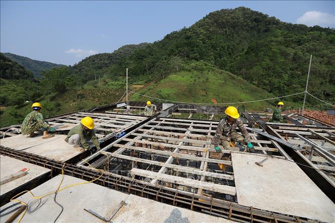Công nhân đang thi công phần trần mái chuẩn bị đổ bê tông tại điểm trường xã Lóng Sập. Ảnh: Trọng Đạt-TTXVN