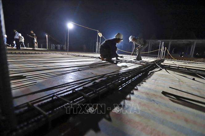Hai nhà thầu Công ty cổ phần Lâm Sản xây dựng Thanh Sơn, Công ty cổ phần đầu tư và xây dựng VISTA đã huy động gần 300 nhân công cùng nhiều máy móc, thiết bị thi công đồng loạt các hạng mục bất kể ngày đêm tại điểm trường xã Xuân Nha. Ảnh: Trọng Đạt-TTXVN