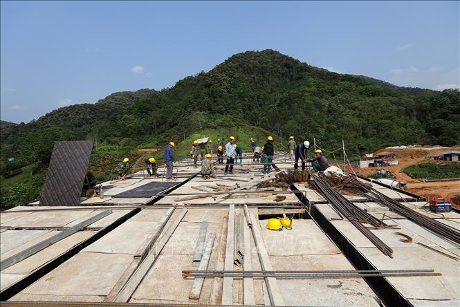 Nhà thầu thi công điểm trường Lóng Sập là Công ty TNHH Đầu tư sản xuất và thương mại Xuân Thịnh đã huy động cán bộ kỹ thuật, 20 lái xe, lái máy và 300 nhân công. Ảnh: Trọng Đạt-TTXVN