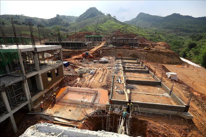  Khối lượng thiết bị cơ giới lớn với 8 máy xúc, các máy ủi, máy lu, cẩu tự hành 15 tấn, 10 ô tô, máy khoan dẫn và máy ép tĩnh giúp công trình trường Lóng Sập được đẩy nhanh tiến độ. Ảnh: Trọng Đạt-TTXVN