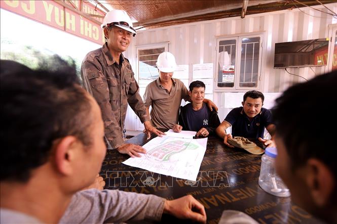 Tại điểm Trường nội trú liên cấp Tiểu học và Trung học cơ sở Lóng Sập, Chỉ huy công trườngTrần Trung Kiên họp giao ban thường xuyên cùng các cán bộ kỹ thuật ngay tại công trường. Ảnh: Trọng Đạt-TTXVN