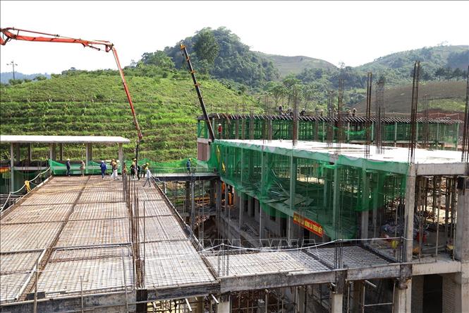  Khối lượng thiết bị cơ giới lớn với 8 máy xúc, các máy ủi, máy lu, cẩu tự hành 15 tấn, 10 ô tô, máy khoan dẫn và máy ép tĩnh giúp công trình trường Lóng Sập được đẩy nhanh tiến độ. Ảnh: Trọng Đạt-TTXVN