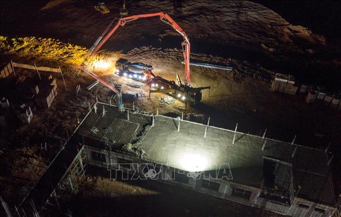 Hai nhà thầu thi công tại điểm trường Xuân Nha đã huy động gần 300 nhân công cùng nhiều máy móc, thiết bị thi công đồng loạt các hạng mục bất kể ngày đêm. Ảnh: Trọng Đạt-TTXVN