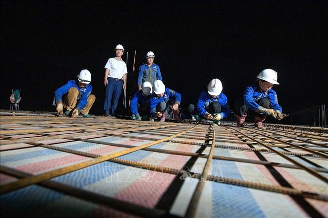 Hai nhà thầu Công ty cổ phần Lâm Sản xây dựng Thanh Sơn, Công ty cổ phần đầu tư và xây dựng VISTA đã huy động gần 300 nhân công cùng nhiều máy móc, thiết bị thi công đồng loạt các hạng mục bất kể ngày đêm tại điểm trường xã Xuân Nha. Ảnh: Trọng Đạt-TTXVN