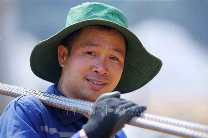 Công nhân làm việc trên công trường điểm trường xã Phiêng Khoài. Ảnh: Trọng Đạt-TTXVN