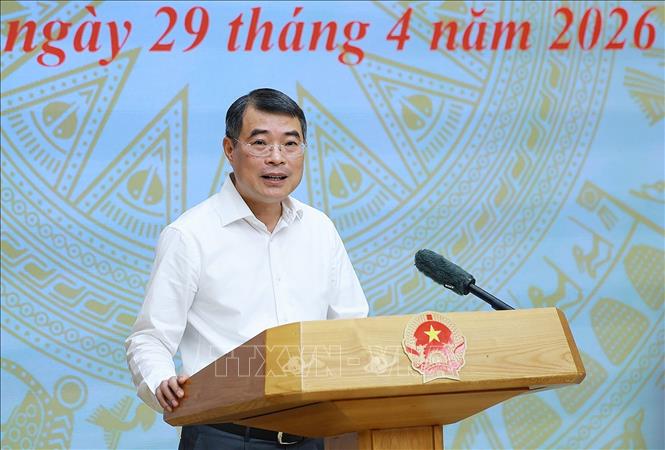 Thủ tướng Lê Minh Hưng biểu dương đội tuyển bóng đá nam U17. Ảnh: Dương Giang – TTXVN 
