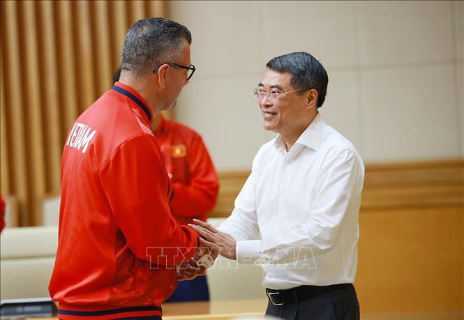 Thủ tướng Lê Minh Hưng gặp mặt chúc mừng Ban huấn luyện và các cầu thủ đội tuyển bóng đá nam U17. Ảnh: Dương Giang – TTXVN 
