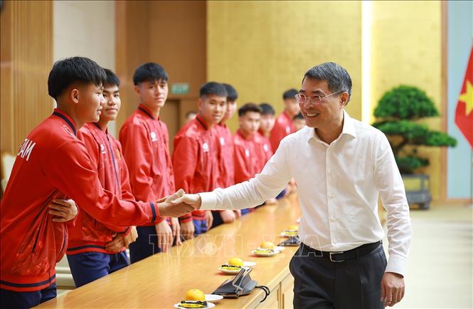 Thủ tướng Lê Minh Hưng gặp các cầu thủ đội tuyển bóng đá nam U17. Ảnh: Dương Giang – TTXVN 
