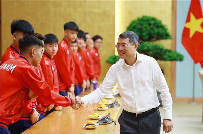 Thủ tướng Lê Minh Hưng gặp các cầu thủ đội tuyển bóng đá nam U17. Ảnh: Dương Giang – TTXVN 
