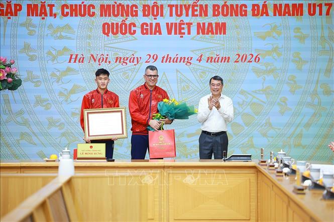 Thủ tướng Lê Minh Hưng tặng bằng khen cho đội tuyển bóng đá nam U17 Quốc gia Việt Nam. Ảnh: Dương Giang – TTXVN 
