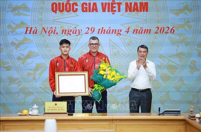 Thủ tướng Lê Minh Hưng tặng bằng khen cho đội tuyển bóng đá nam U17 Quốc gia Việt Nam. Ảnh: Dương Giang – TTXVN 
