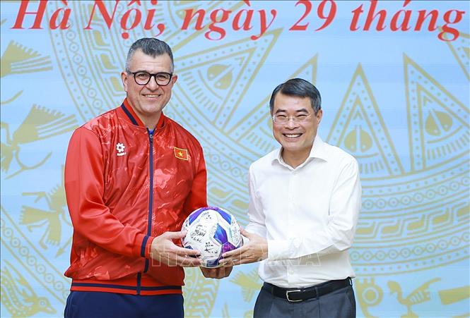 Đại diện đội tuyển bóng đá nam U17 Quốc gia Việt Nam tặng áo thi đấu và bóng cho Thủ tướng Lê Minh Hưng. Ảnh: Dương Giang – TTXVN 

