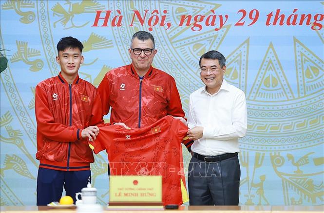 Đại diện đội tuyển bóng đá nam U17 Quốc gia Việt Nam tặng áo thi đấu và bóng cho Thủ tướng Lê Minh Hưng. Ảnh: Dương Giang – TTXVN 
