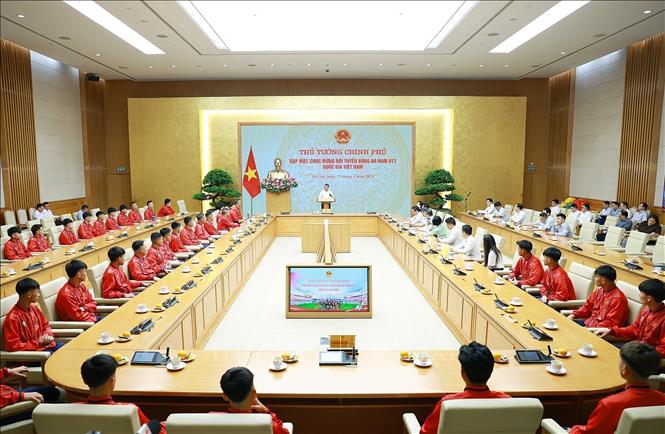 Thủ tướng Lê Minh Hưng gặp mặt, biểu dương Ban huấn luyện và các cầu thủ đội tuyển bóng đá nam U17. Ảnh: Dương Giang – TTXVN 