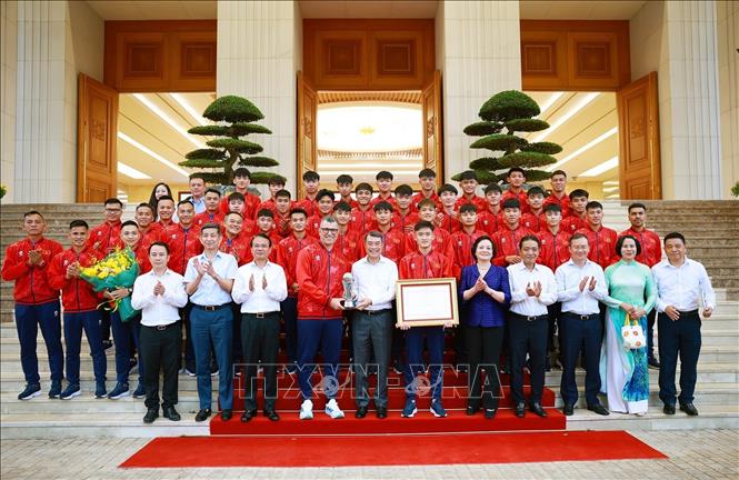 Thủ tướng Lê Minh Hưng với Ban huấn luyện và các cầu thủ đội tuyển bóng đá nam U17 Quốc gia Việt Nam. Ảnh: Dương Giang – TTXVN 